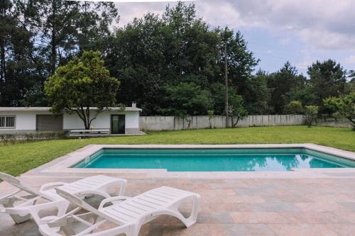 Entorno rural con piscina by CABANA Rentals