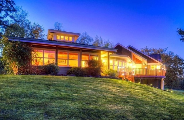 Enumclaw Estate, Scenic Views! Sleeps12,HotTub, 1hr frm Mt Rainier & Crystal Mt