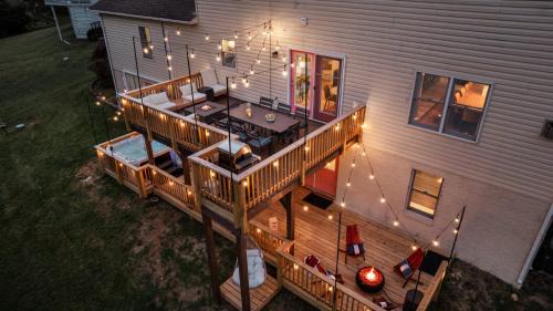 Epic Family Stay - 40' Putting Green, Theater, Hot Tub, Sauna