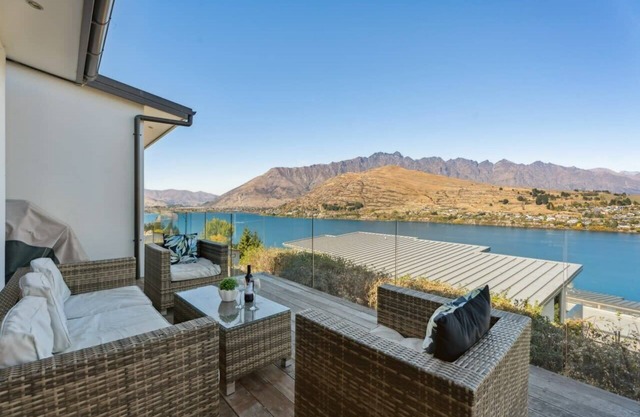 EPIC Views, Huge Deck, Sleeps 8