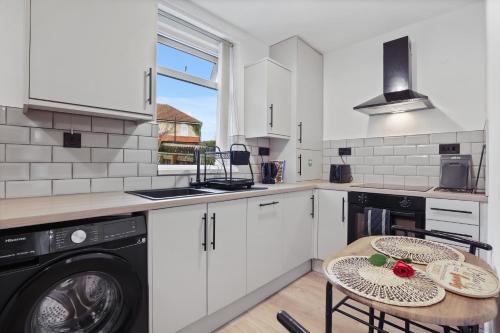 Equipped & Cozy, Fast WiFi, Smart TV, Full Kitchen, Free Parking