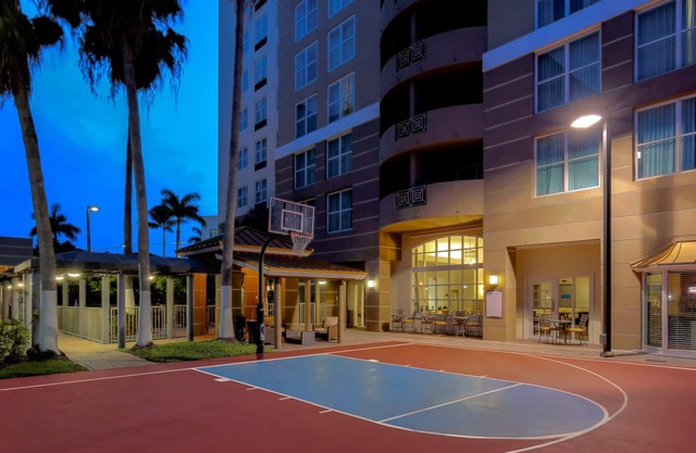 Equipped Studio with Pool + Basketball Court Access | Free Airport Shuttle