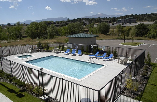 Equipped Suite with FREE Breakfast, Outdoor Pool + Gym Access