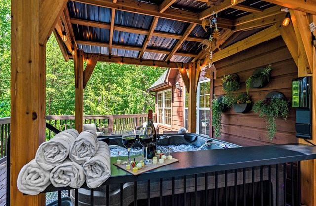 Escape & Play: Chic Mountain Cabin with Hot Tub Firepit & Game Room