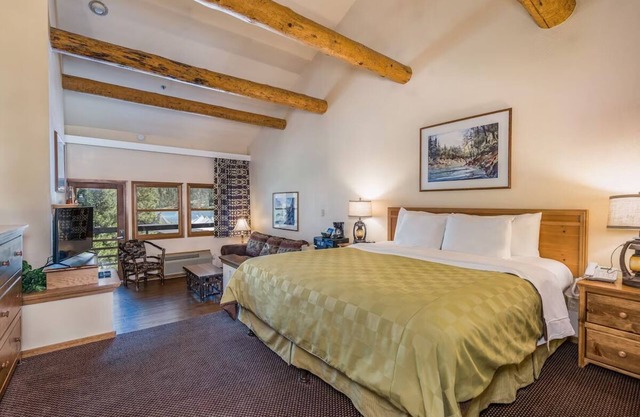 Escape to a Scenic Suite by the Lake, Close to Breathtaking Nature Trails