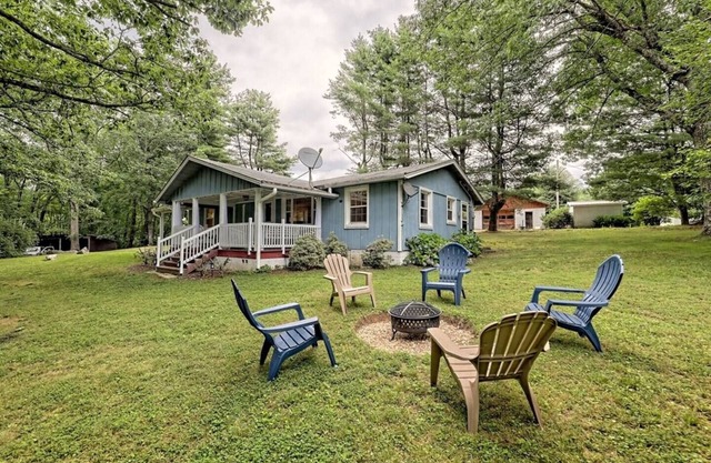 Escape to nature with this pet-friendly, family retreat just 15 minutes from Highlands! Perfect for hiking, relaxation, and playtime with the kids.