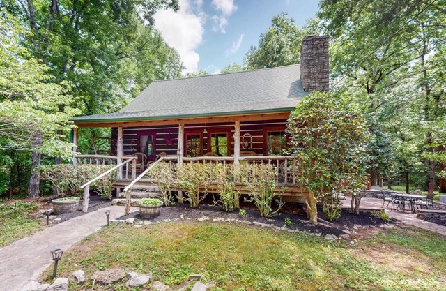 Escape to Oakwood Hideaway: Cozy Cabin w/HotTub on 18 Acres near Nashville!