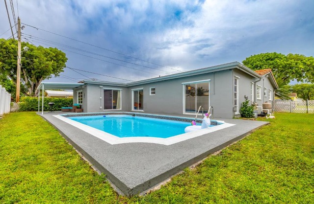 Escape to Paradise: Tropical House with Pool & BBQ