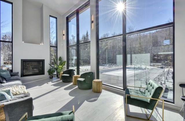 Escape to Tranquil Mont-Tremblant: Cozy Lakeside Retreat
