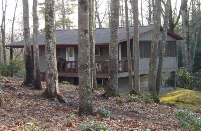 Escape to your cozy 2-bedroom cabin near DuPont State Forest