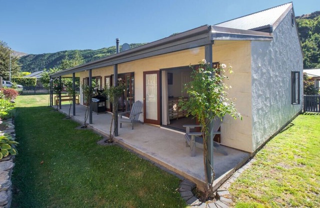 EUREKA COTTAGE - ARROWTOWN HOLIDAY HOME, family friendly in Arrowtown