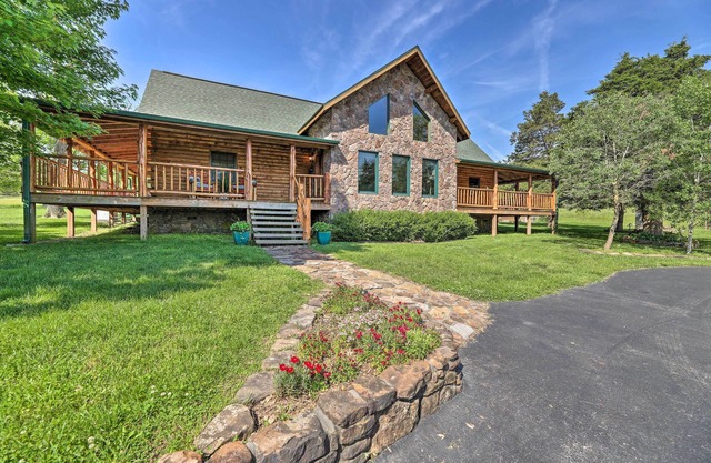 Eureka Springs Area Cabin w/Deck + 7 Acres!