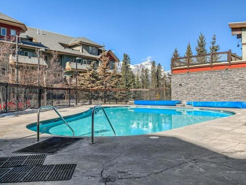 Evergreen Escape - 2 Bedroom Condo with Pool & Hot Tub