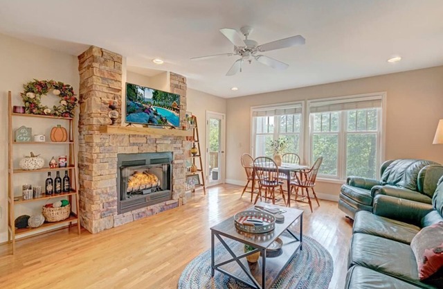 Evergreens 1012- Mountain Condo, Gated Resort, Indoor/Outdoor Pools and Hot Tub, Fitness Area, Fi.