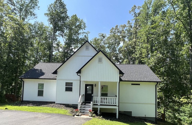 Everything you could want! Little country, direct lake access, & city amenities!