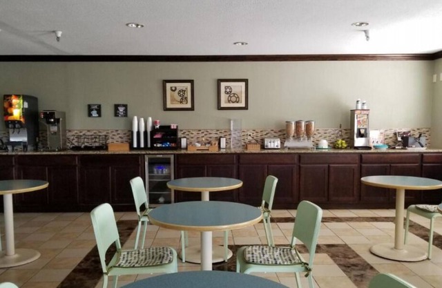 Everything You Need For The Perfect Vacation! Onsite Dining, Free Parking