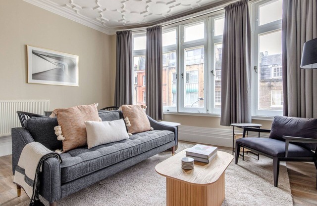 Excellent Farringdon 2BR, nr Shops, Dining & Bars, by Blueground