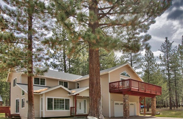 Excellent location, sleeps 12, great condition, fenced yard, billiard table