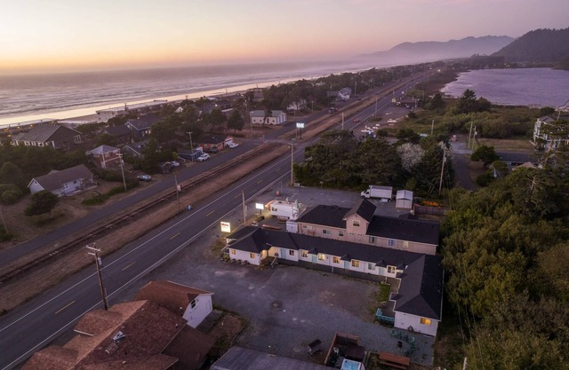 Excellent Location, *Pet Friendly*, 2 Blocks From Beach, Small Kitchen, WiFi, Fire-Pit, Unit 2