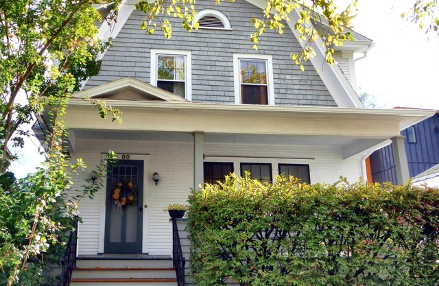 Excellent location, Private Outdoor Hot Tub, Downtown Burlington home