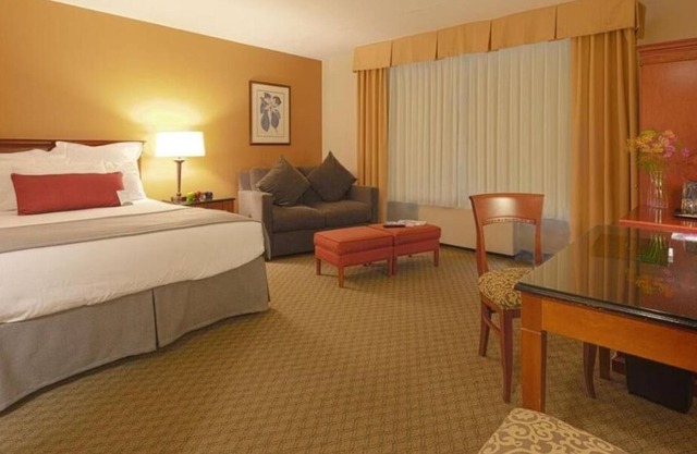 Excellent Pick! Comes w/ Free Parking & Breakfast, Pool, Pets Allowed!