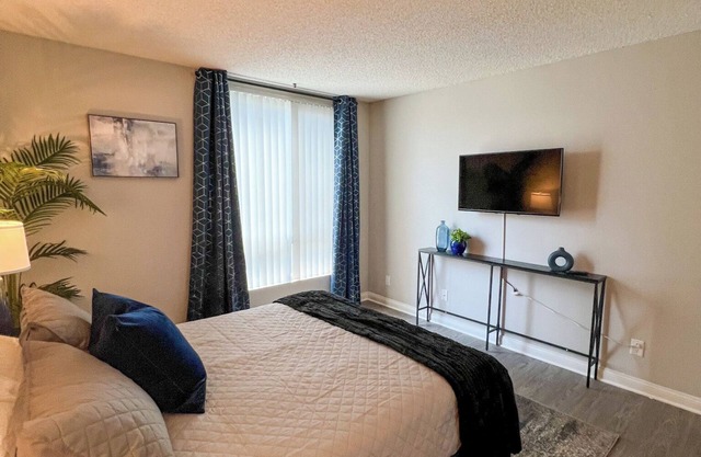 Exceptional 2-bedroom with WiFi, 3 beds, and AC in the heart of Hollywood