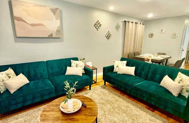 Exceptional 3 Bedroom retreat with Parking close to EWR, NYC that sleeps up to 8