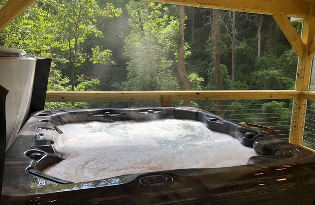 Exceptional 3BR/2Bath, mountain retreat w/private waterfall, fire pit, hot tub
