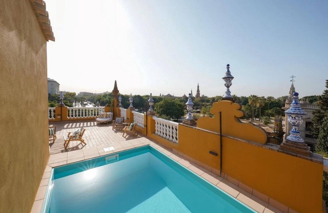 Exceptional apartments in delightful Sevilla with rooftop terrace and pool!