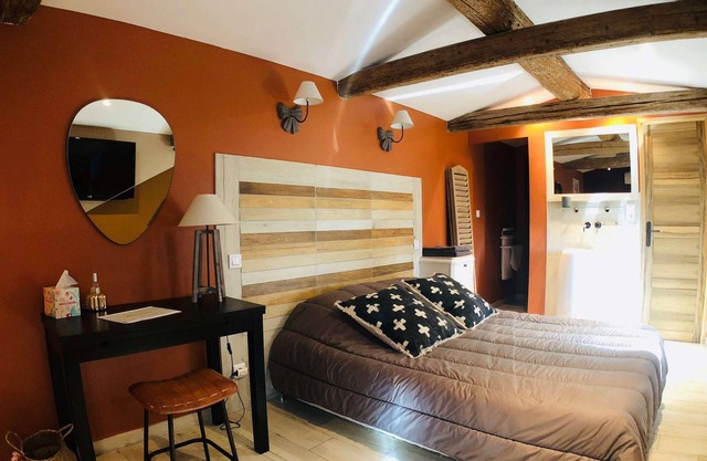 Exceptional Retreat: 2 Suites, Fully-Equipped Kitchen, Central Location