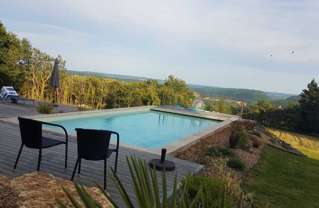 EXCEPTIONAL VIEW on the valley! Near Sarlat, private heated swimming pool