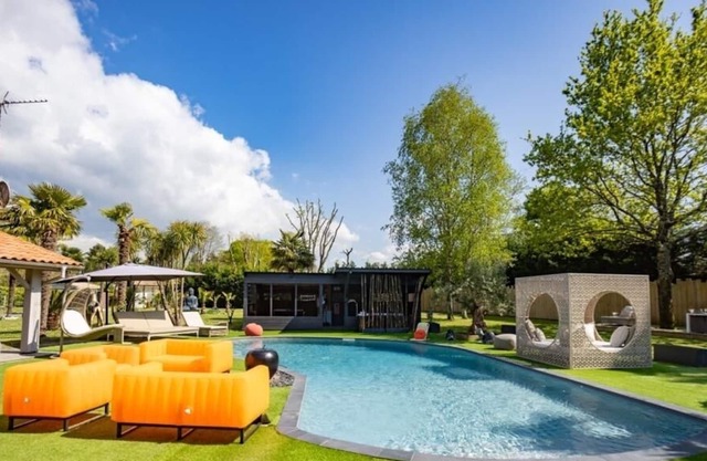 Exceptional villa with heated swimming pool and pool house