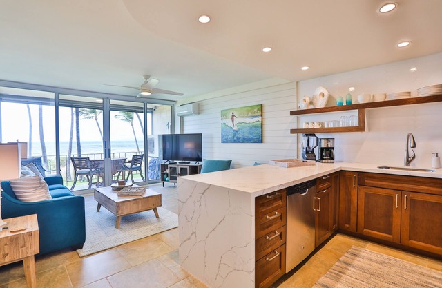 Exceptionally Remodeled Oceanfront, Sunsets, A/C, King bed Hale Kai O Kihei