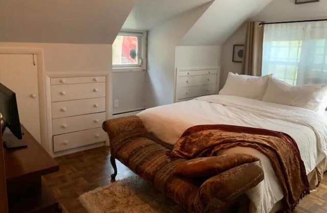 Exclusive 2 Bedroom House, Large Discreet Backyard