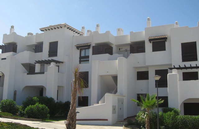 Exclusive 2 bedroom apartment set in beautiful gardens a few minutes from sea
