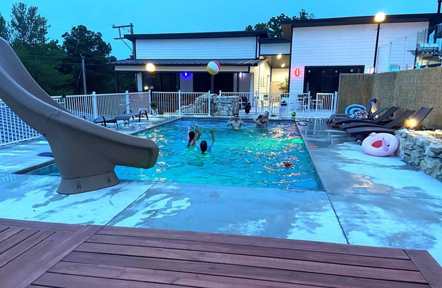 Exclusive 3b/3b Poolside with Hot Tub, Game Room 3 min. SDC,15 min to Branson!