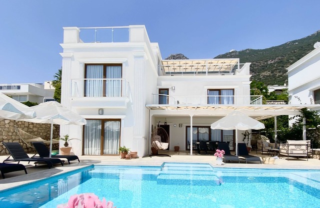 Exclusive, 5 bedroom villa, with heated infinity pool, jacuzzi & panoramic views