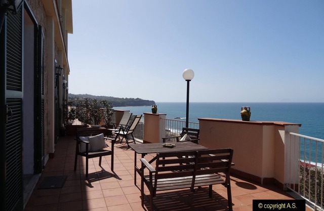 Exclusive Apartment in the old town overlooking the sea with private parking