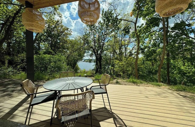 Exclusive bungalow with lake view