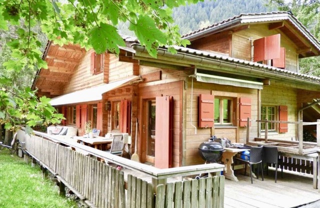 Exclusive, Charming 4 Bedroom Chalet near Gstaad
