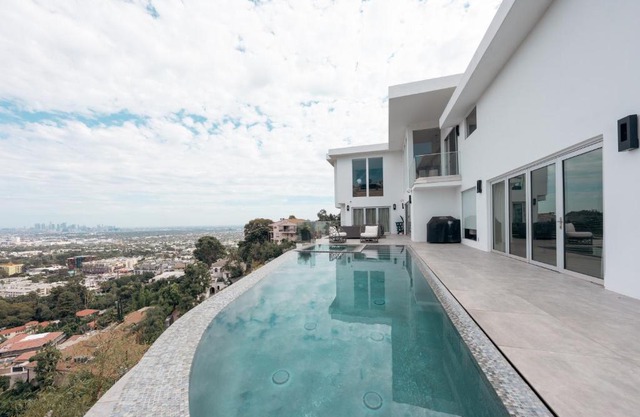Exclusive Hillside Hideaway-Private Room