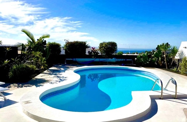 Exclusive location, Playa Blanca, heated pool, sea views, near the beach, WiFi