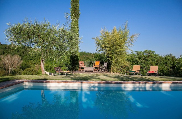 exclusive luxurious Farmhouse, heated pool, between Florence and Rome, gardenn