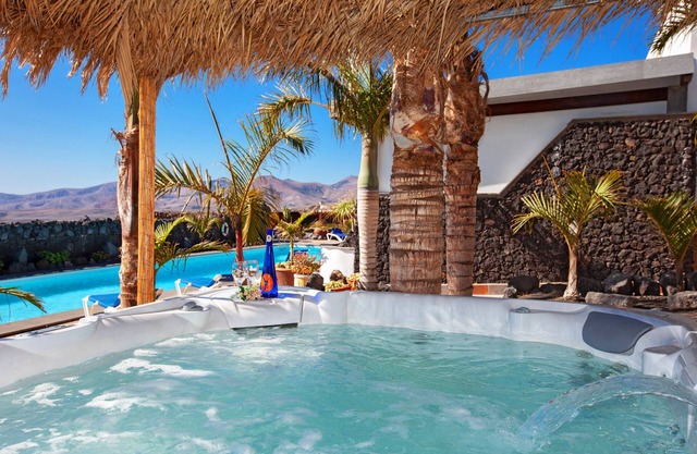 Exclusive "SUPERVILLA" with luxurious facilities for your holiday or event!