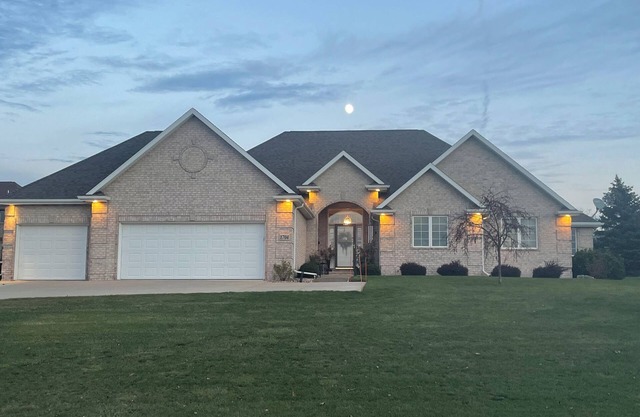EXECUTIVE 3 bedroom/3 bathroom lake-view home just 15 minutes from Lambeau !