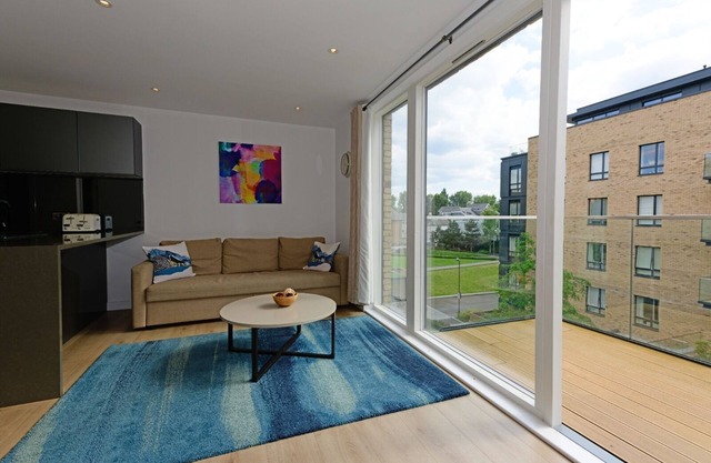 Executive Apartment Near Chiswick and Kew Gardens