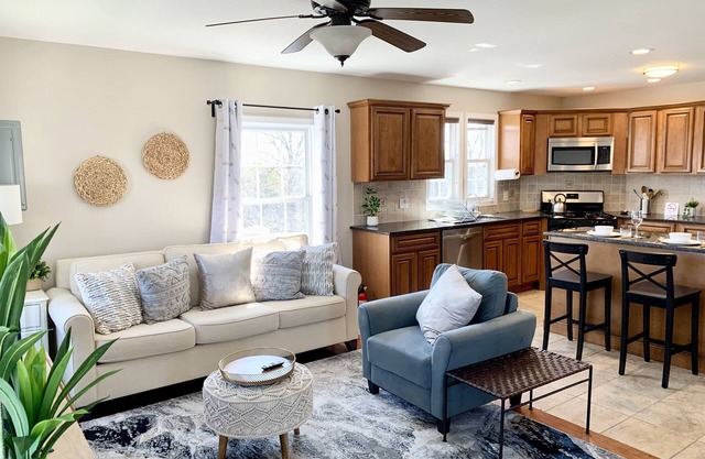 Executive Apt, a short walk to NYC train. King Bed. Free Parking. Central AC.