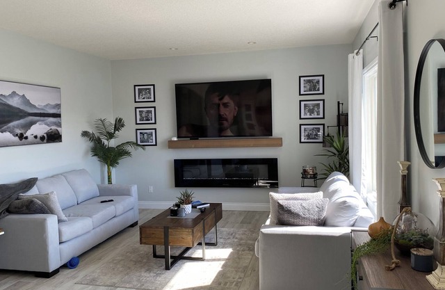 Executive Comfortable Home Close to Highway 40 and Eastlink Centre