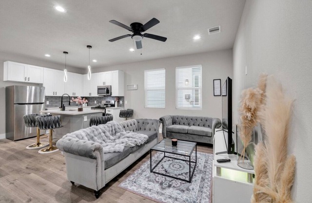 Executive Home Private Yard Free Parking Pets