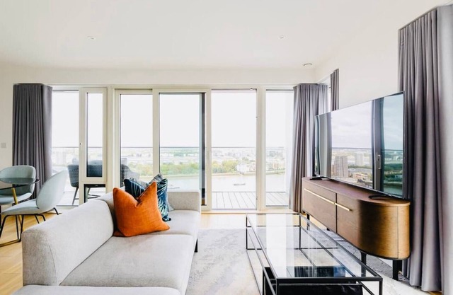 Executive split floor waterfront penthousenn